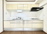 壁付きタイプのキッチンで広さを有効利用できます　収納スペースもたっぷりあります